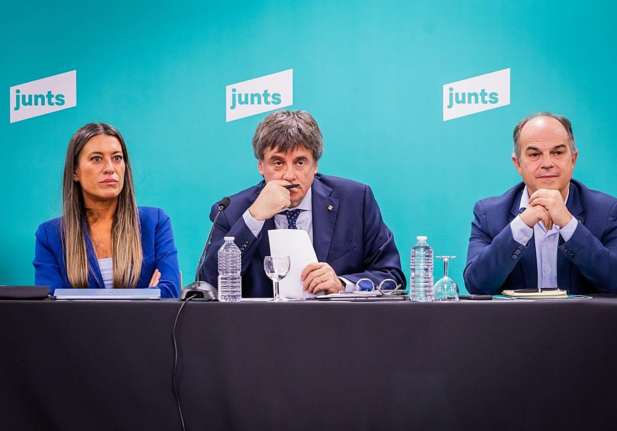 Miriam Nogueras, Carles Puigdemont y el secretario general de Junts, Jordi Turull