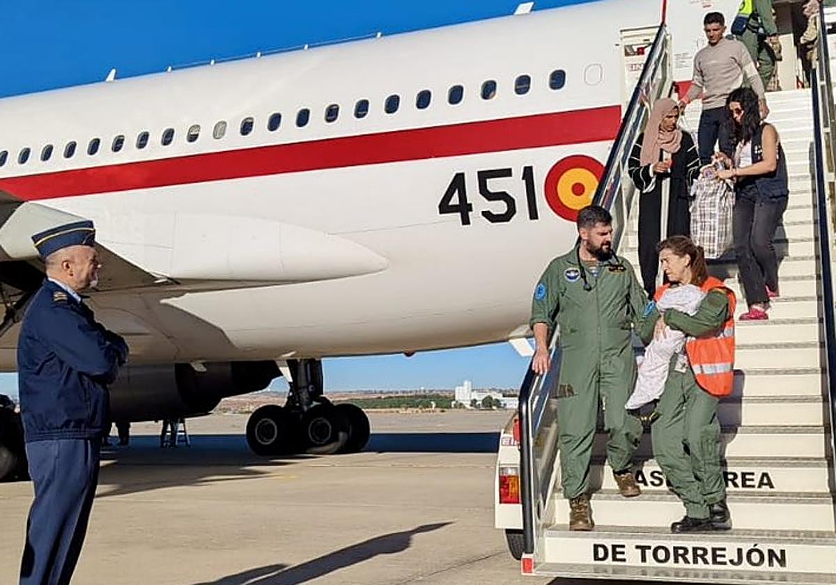 Llegada del avión a la Base Aérea de Torrejón, en Madrid.
