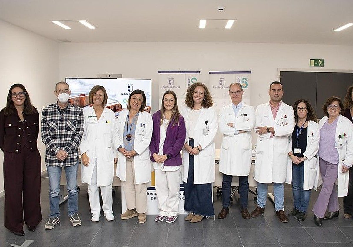 La directora general de Asistencia Sanitaria del Sescam, Cristina Pérez Hortet, ha estado acompañada por la gerente del Área Integrada de Guadalajara, Elena Martín, la jefa del Servicio de Hematología, Dunia de Miguel, y Miguel Ángel, el primer paciente trasplantado en la comunidad