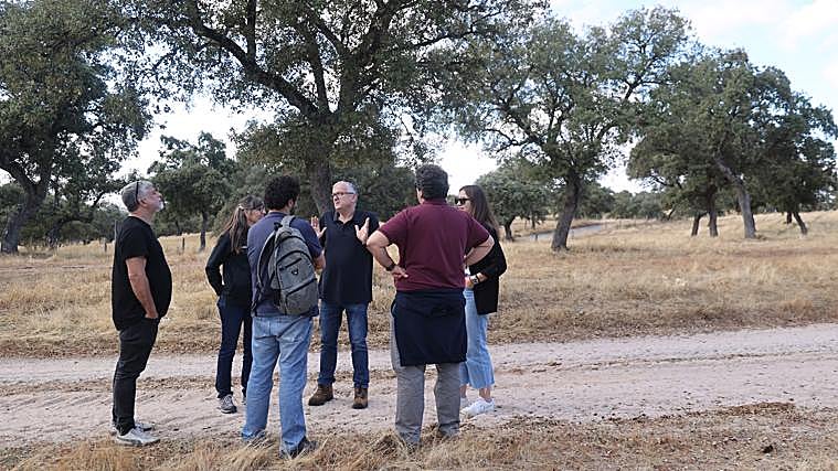 Andrés Picón, cofundador de Finca Las Hazas, atiende a los medios