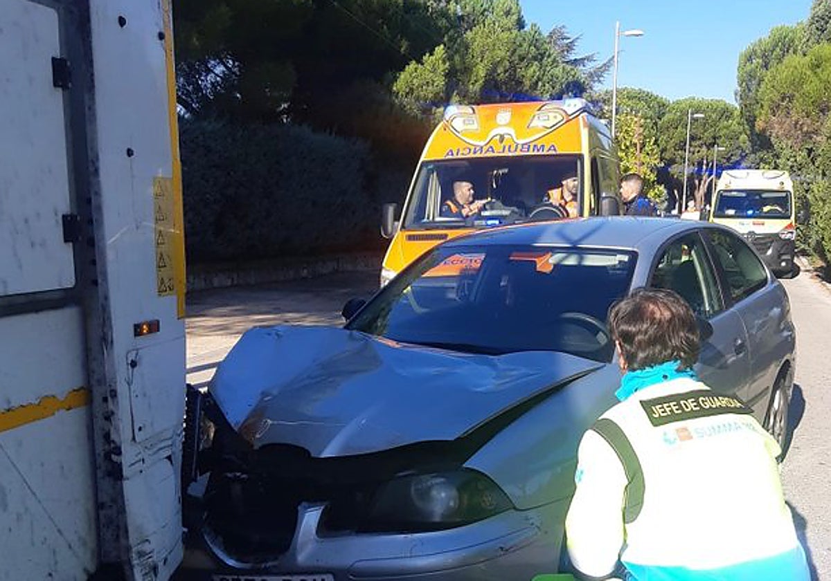 El coche destrozado tras el impacto contra el camión