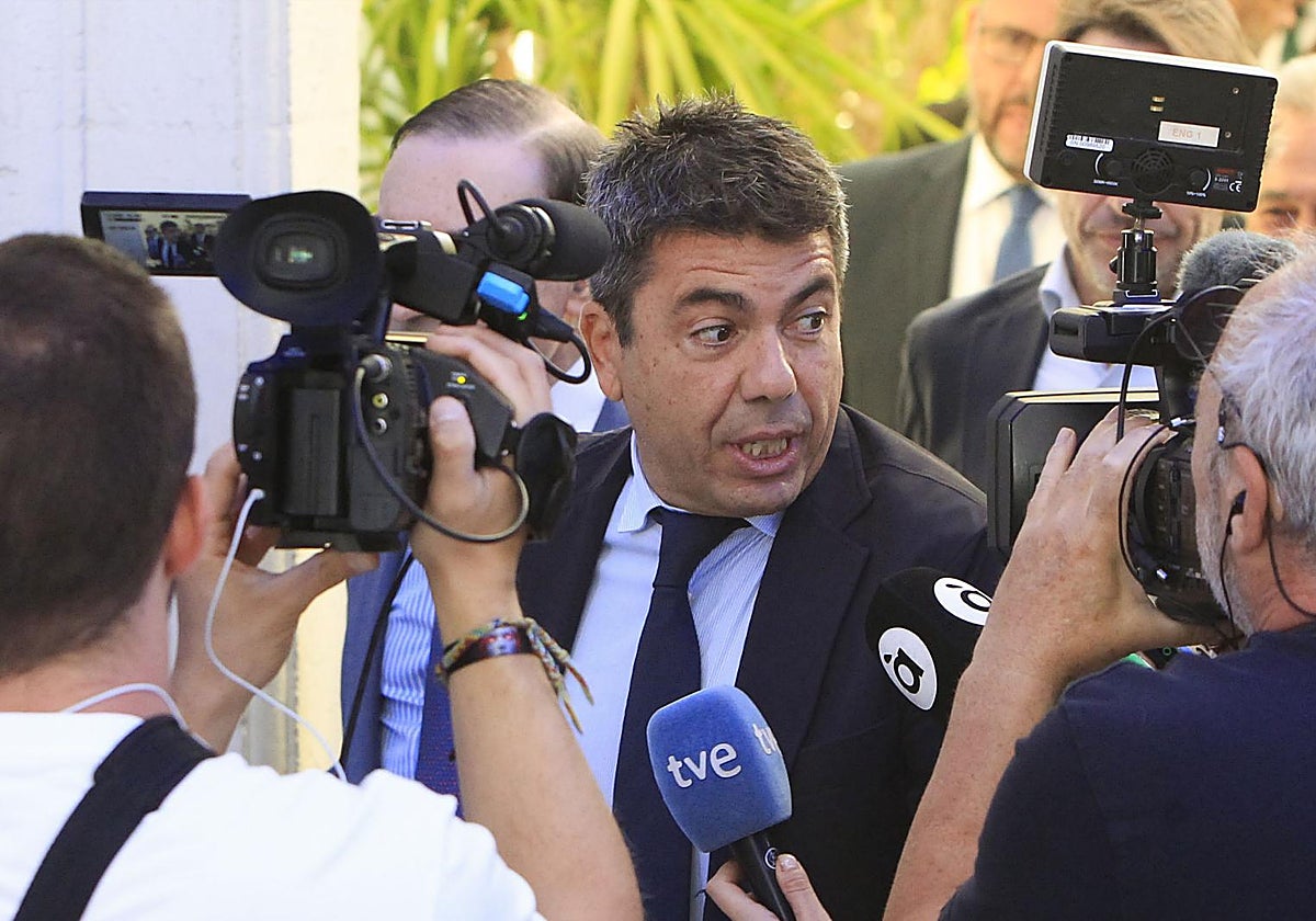 El presidente de la Generalitat valenciana, Carlos Mazón, rodeado de cámaras este lunes en Alicante