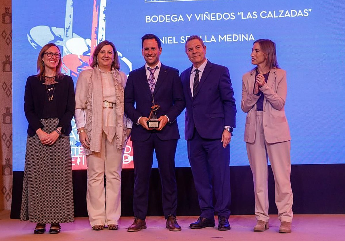 Franco, García-Page y responsables de Turismo posan con uno de los premiados