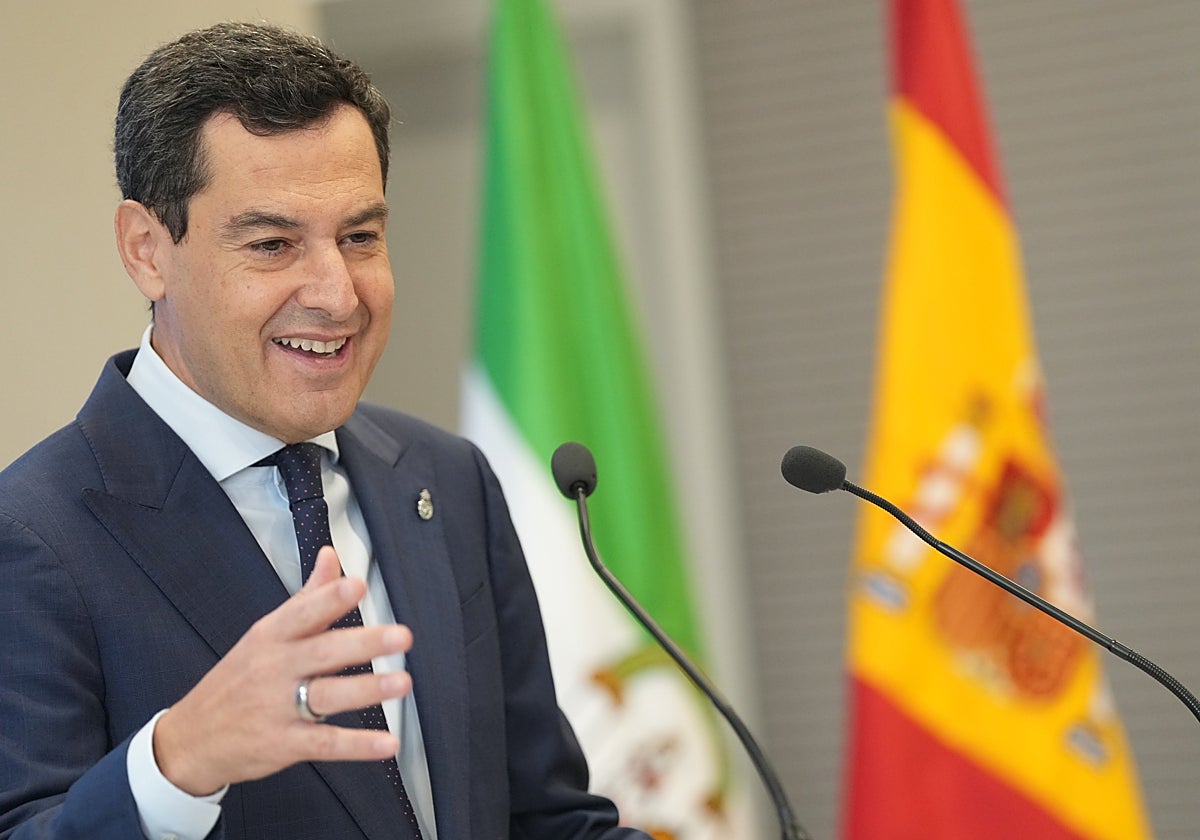 Juanma Moreno durante su intervención este lunes en la Universidad de Almería