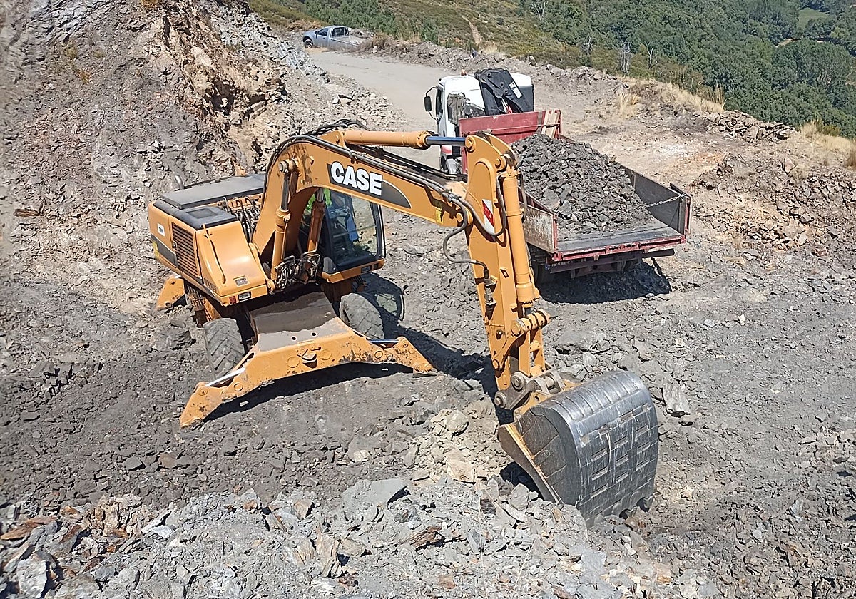 Trabajos de extracción de materiales en la mina de wolframio de A Gudiña (Orense)