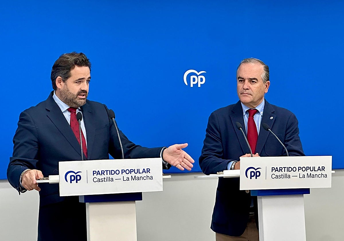 El presidente del PP de Castilla-La Mancha, Paco Núñez, ha comparecido junto al alcalde de Talavera, José Julián Gregorio