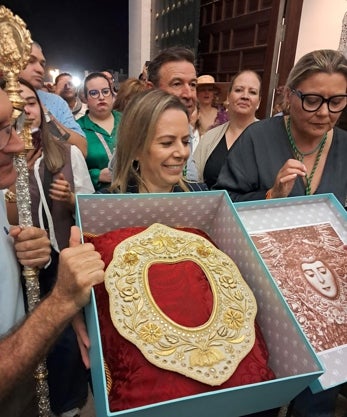 Imagen secundaria 2 - Llegada al Santuario y entrega del rostrillo para la Patrona almonteña a la Hermandad Matriz 