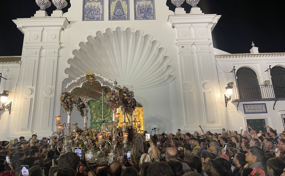 Imagen principal - Llegada al Santuario y entrega del rostrillo para la Patrona almonteña a la Hermandad Matriz 
