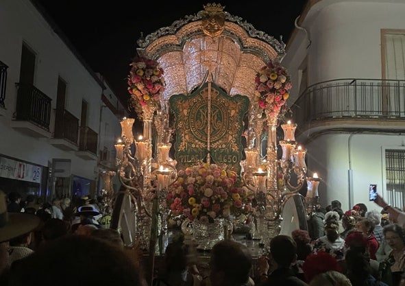 Imagen secundaria 1 - El Simpecado de Pilas es entronizado en la carreta y seguido por una muchedumbre hasta la despedida en la calle Blanca Paloma 