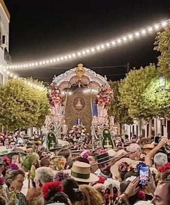 Imagen secundaria 2 - El Simpecado de Pilas es entronizado en la carreta y seguido por una muchedumbre hasta la despedida en la calle Blanca Paloma 