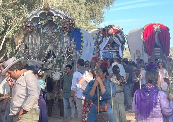Imagen secundaria 1 - Arriba llegada al Ajolí, parada en El Moralejo y las carretas de bueyes en la 'Casa del Bichero'