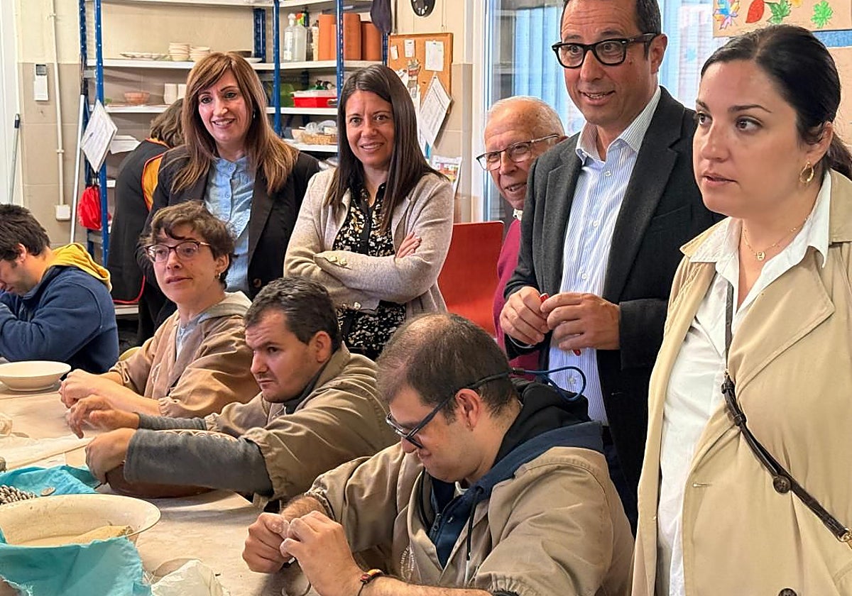 La consejera de Bienestar Social, Bárbara García durante su visita al centro de Torrijos (Toledo)