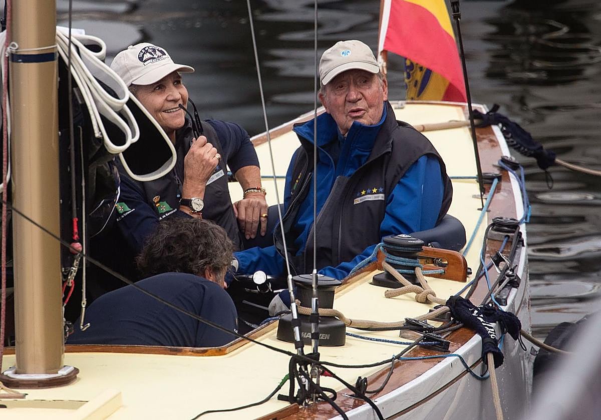 El Rey Juan Carlos y la Infanta Doña Elena, en Sangenjo (Pontevedra), en una imagen de archivo.