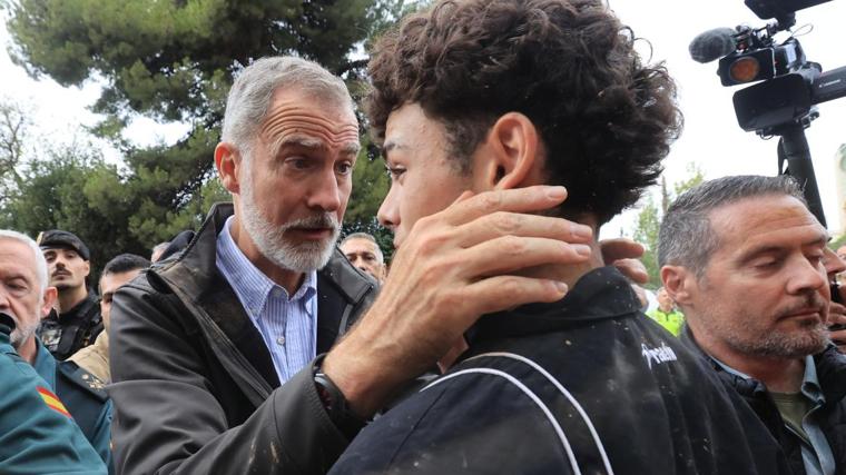 Don Felipe, en Paiporta, hablando con un joven de la localidad
