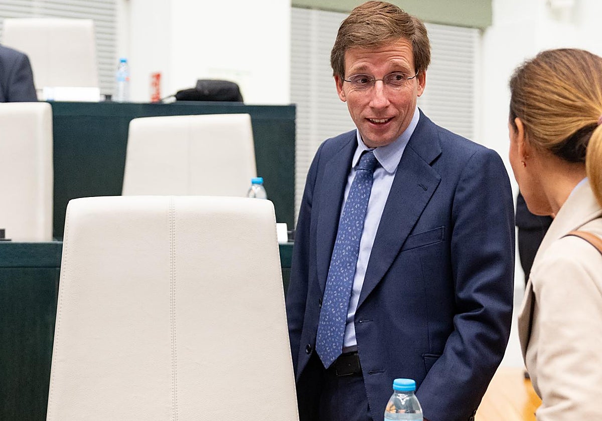 El alcalde de Madrid, José Luis Martínez-Almeida,en el Pleno del Ayuntamiento de Madrid, este miércoles