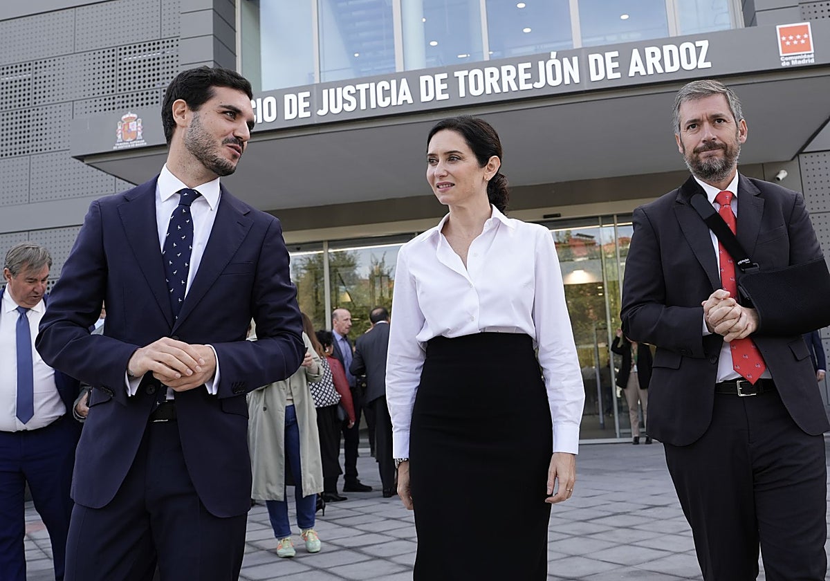 Díaz Ayuso, junto al consejero de Presidencia (dcha) y el alcalde de Torrejón de Ardoz