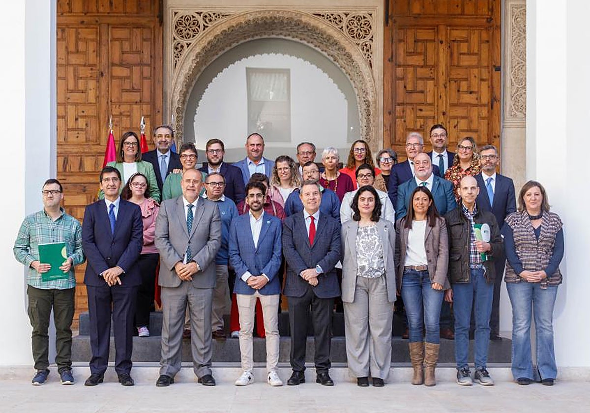 García-Page y García Torijano posan con integrantes de la Plataforma Regional de Representantes de Personas con Discapacidad Intelectual o del Desarrollo