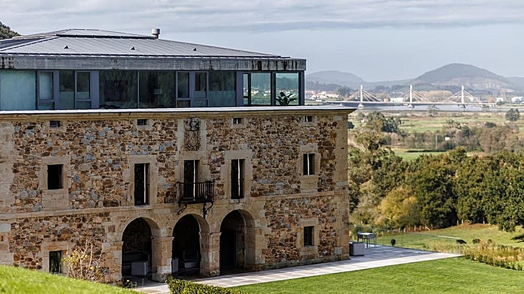 El restaurante de Cantabria que está en una casona del siglo XVII ubicada en un parque natural: dónde está, cómo llegar y precio del menú