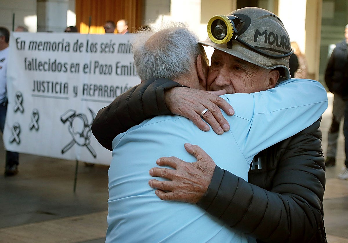 Familiares de los mineros muertos en la Hullera Vasco Leonesa protagonizan un recorrido por la capital leonesa en el decimosegundo aniversario de la tragedia