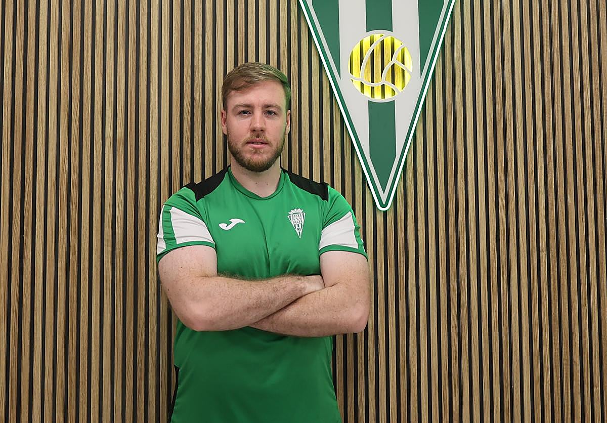 Antonio Flores posa junto a un escudo luminiscente del Córdoba CF