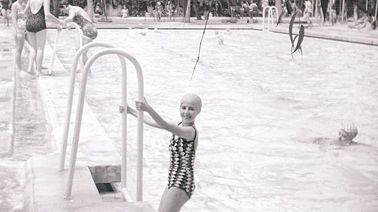 Una madrileña posa tras bañarse en la piscina de San Miguel