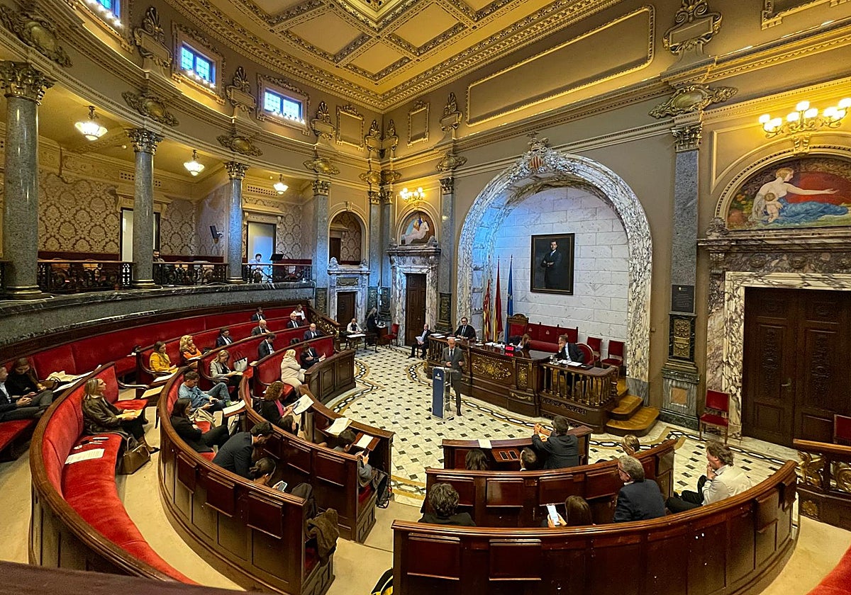 Imagen del portavoz de Vox, José Gosálbez, durante su intervención en el Pleno de Valencia