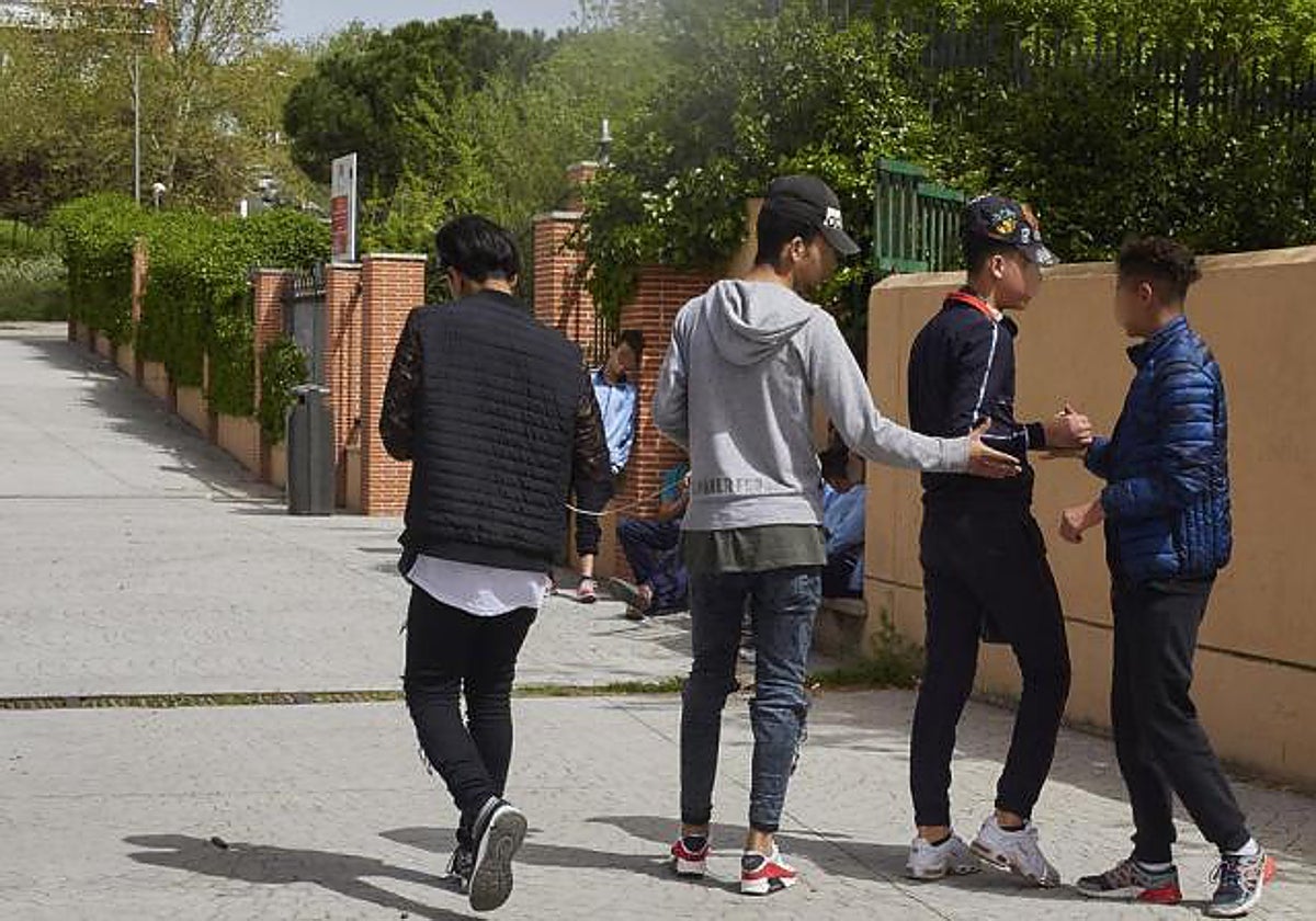 Un grupo de menas junto a un centro de acogida en España