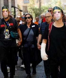 Imagen secundaria 2 - Cientos de personas han hecho esta mañana el recorrido que hizo Mazón el día de la dana, el 29 de octubre del año pasado, incluso su paso por el restaurante El Ventorro 