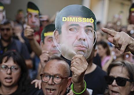 Imagen secundaria 1 - Cientos de personas han hecho esta mañana el recorrido que hizo Mazón el día de la dana, el 29 de octubre del año pasado, incluso su paso por el restaurante El Ventorro 