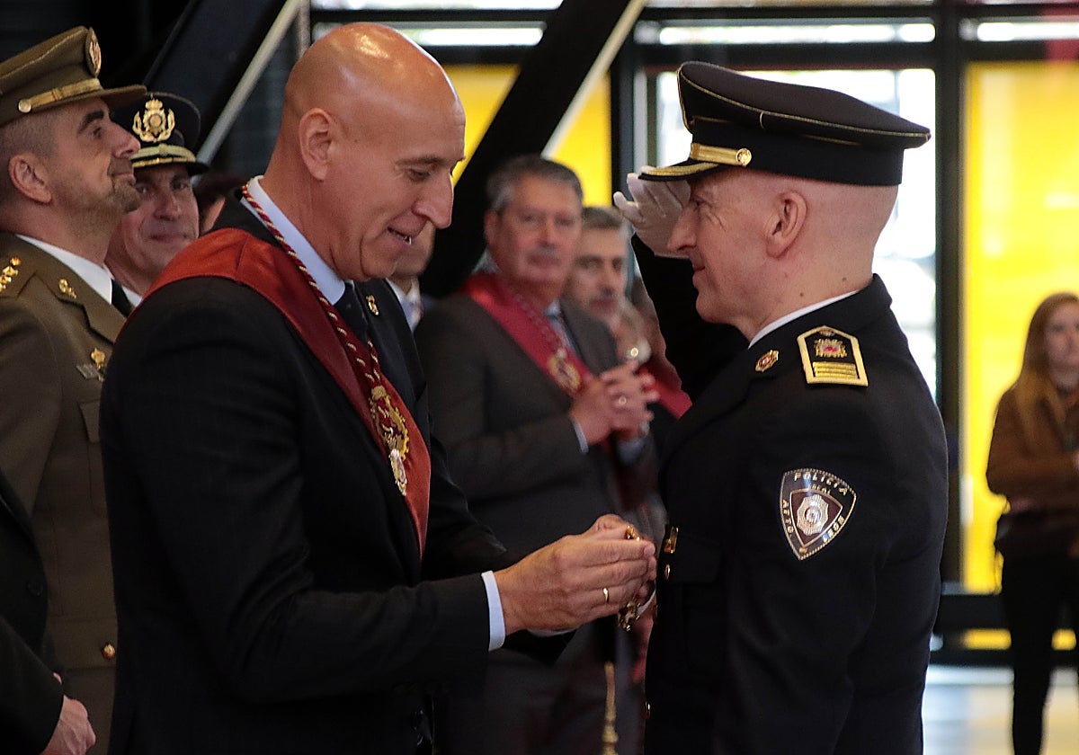 El alcalde de León presidió ayer el acto oficial con motivo de la festividad de San Marcelo, patrón de la Policía Local