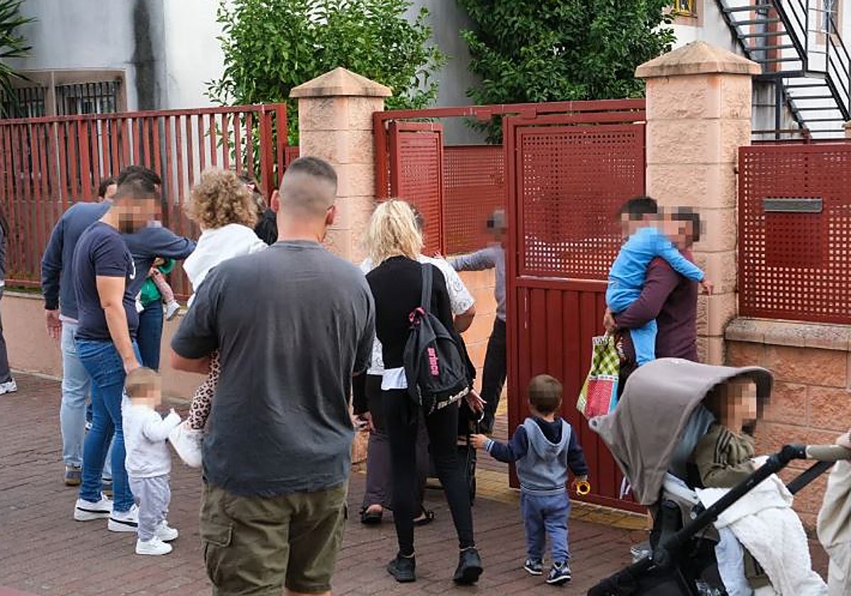 Llegada de padres y pequeños a la guardería jerezana este miércoles