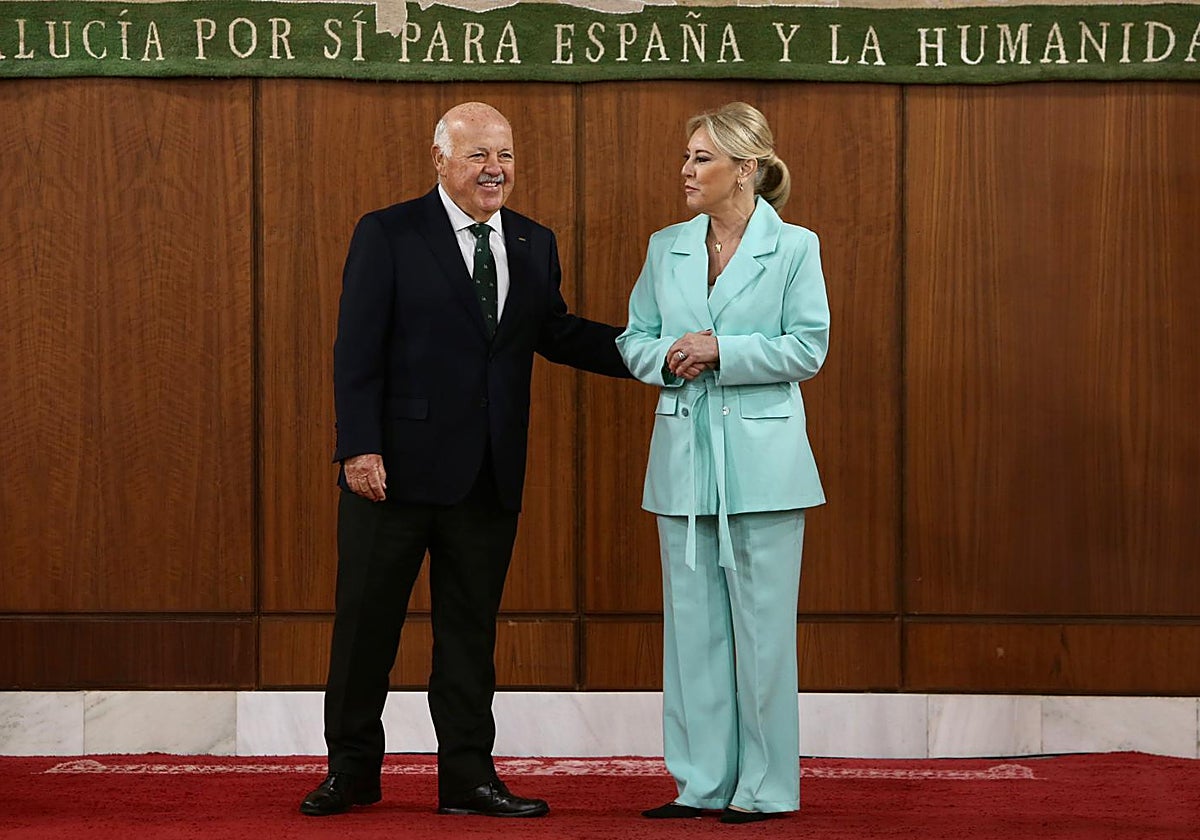 Carolina España ha entregado los presupuestos a Jesús Aguirre