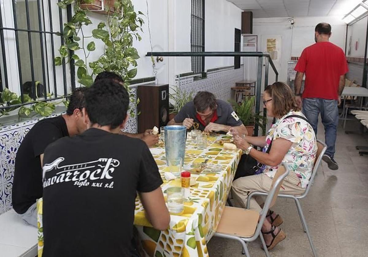 Usuarios de un comedor social en Córdoba