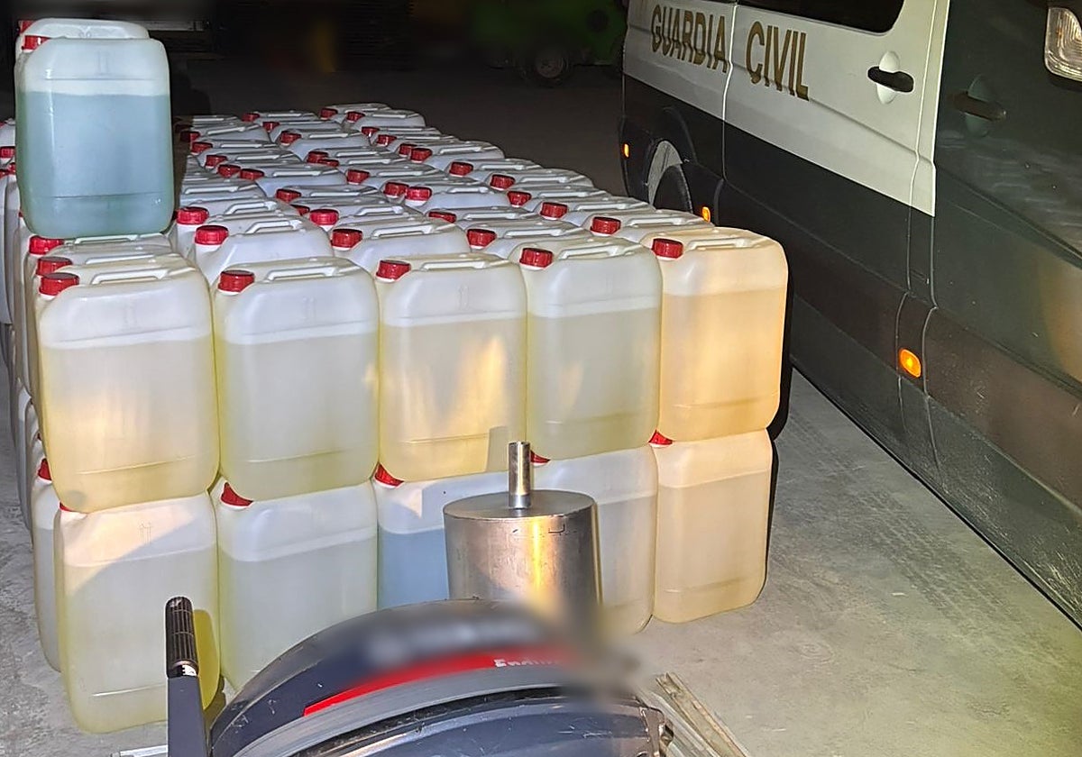 Uno de los cargamentos de garrafas de gasolina incautados por la Guardia Civil