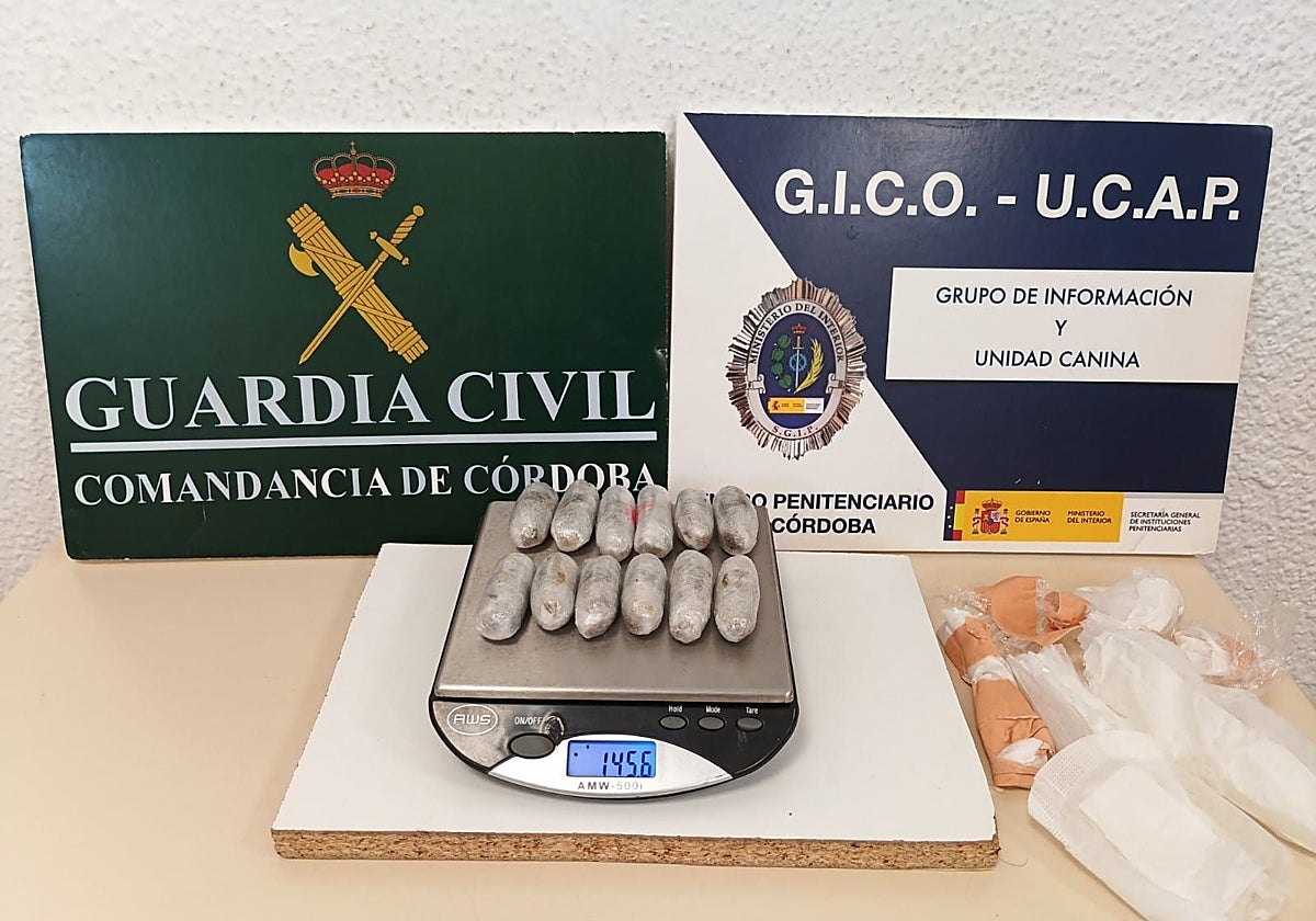 Las doce bellotas de hachís impregnadas en cocaína requisadas por la Guardia Civil en Alcolea
