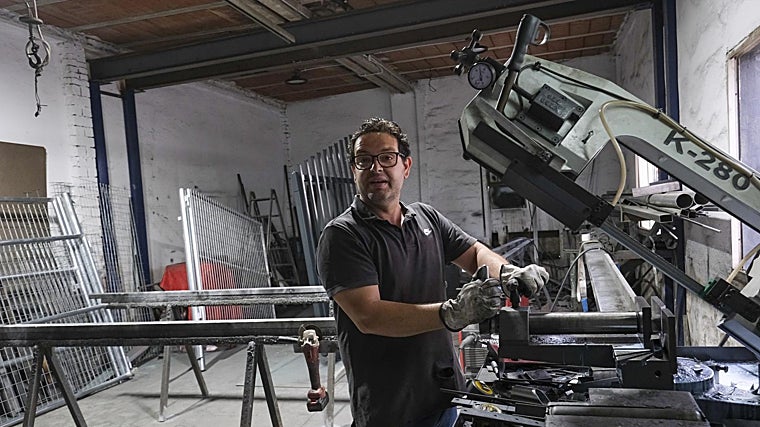 Jorge Heredia en su herrería de Benamargosa