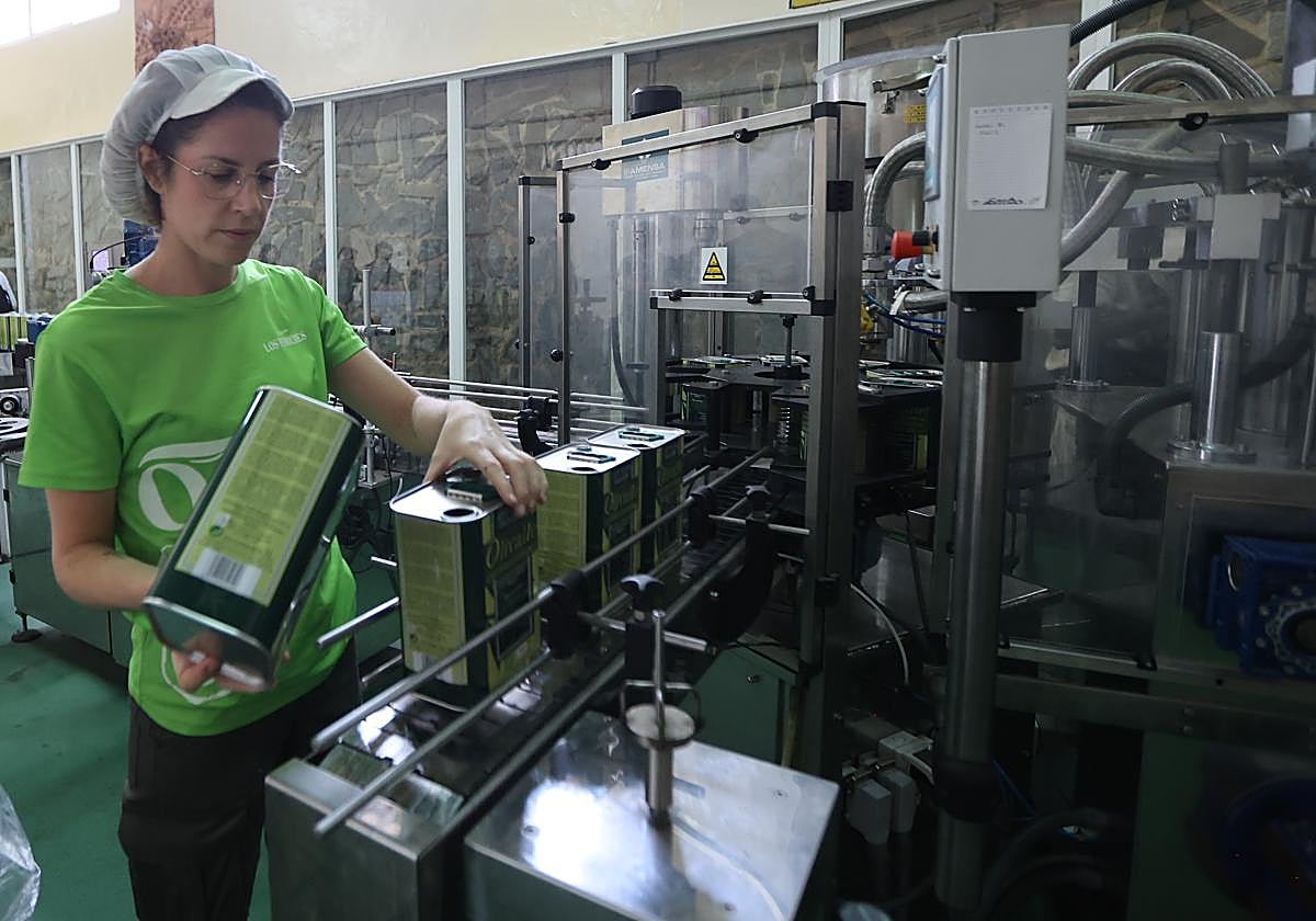 Una trabajadora en la línea de envasado de Olipe
