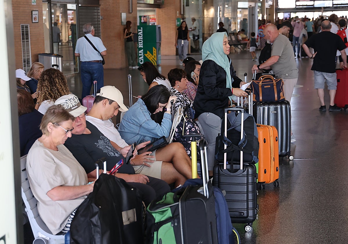 Los viajeros esperan en la estación de tren en Córdoba