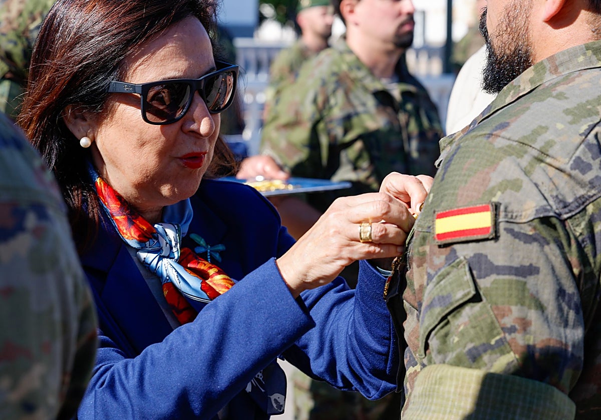 Robles condecora a 38 militares desplegados en Letur tras el efecto devastador de la dana