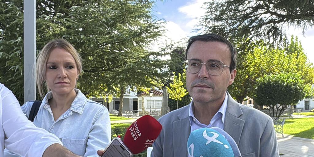 El PSOE de Extremadura ratifica a Gallardo como su candidato el 21-D: «Va ser el próximo presidente»