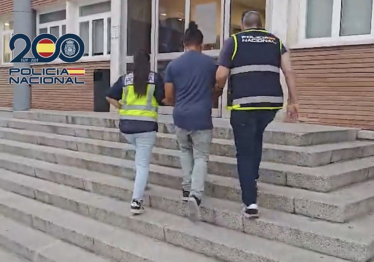 La Policía Nacional traslada a uno de los dos fugitivos a las dependencias de Canillas