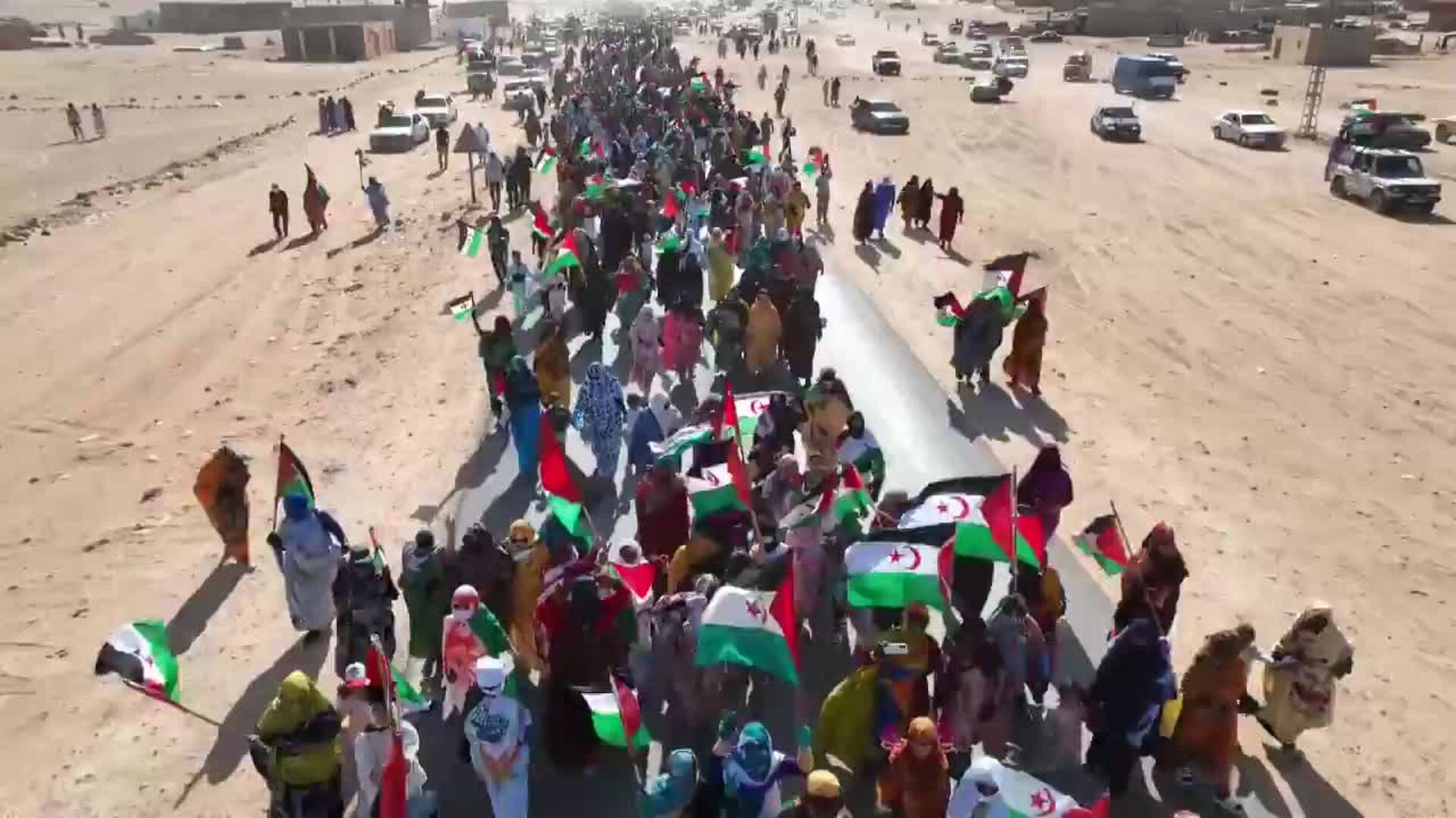 Miles de saharauis protestan contra el plan de EE.UU. para el Sáhara Occidental