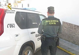 Buscan en Isla Cristina al hombre que huyó tras apuñalar a su pareja, que ya está fuera de peligro