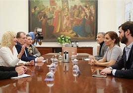 La ministra de Sanidad vincula el error en los cribados a la «privatización» del servicio público