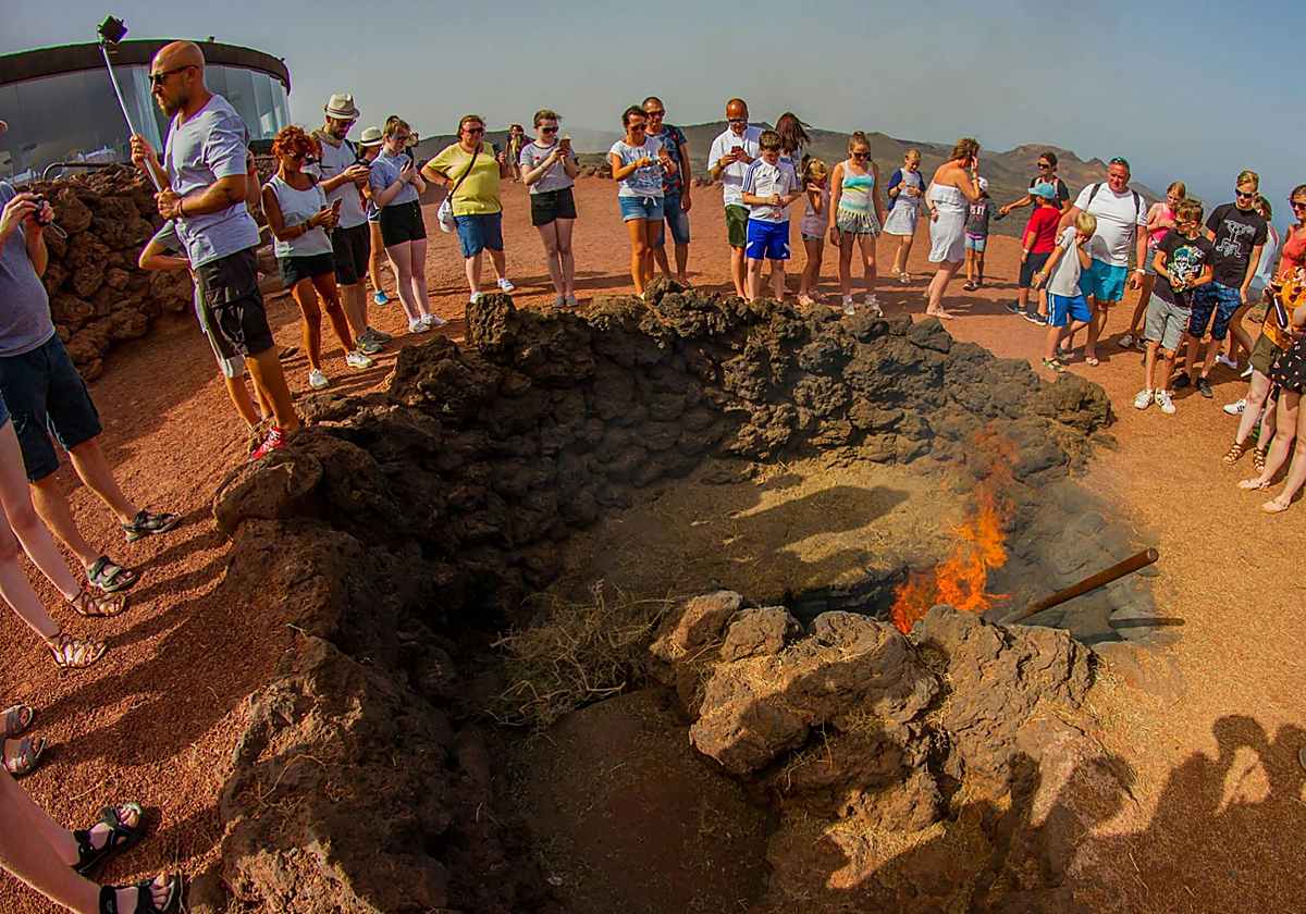 Visitantes en el Parque Natural de Timanfaya