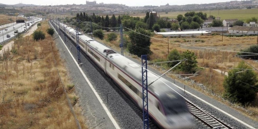Bruselas retrasa la llegada del AVE a Toledo para 2034 y confía en electrificar la vía convencional para reducir en 2030 el tiempo de viaje a Extremadura