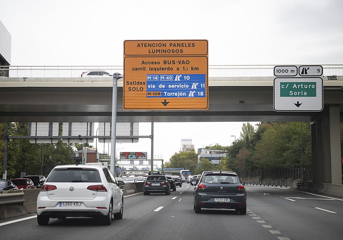 Carteles señalizando el Bus-VAO de la A-2