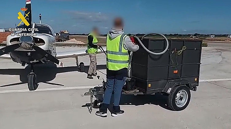 La Guardia Civil detiene a tres personas por irregularidades en una empresa de saltos en paracaídas de Casas de los Pinos (Cuenca)