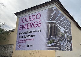 Dos grandes lonas del 'Toledo Emerge' anuncian el Centro Gastronómico y las viviendas para jóvenes de la Judería