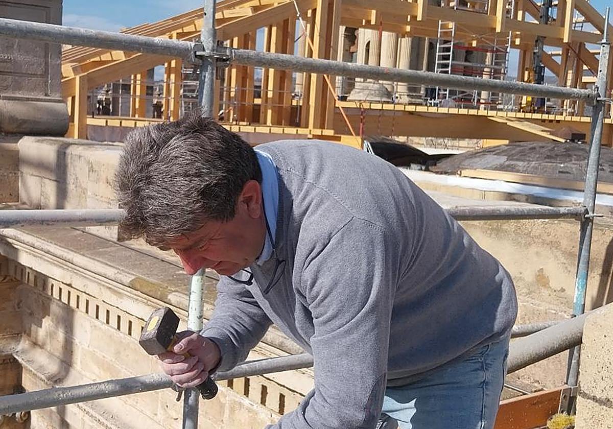 Francisco Aguilera trabajando en la restauración de la Catedral de Málaga